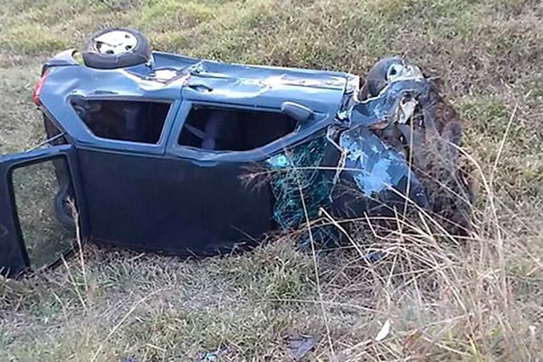 Carro é atingido por carreta ao tentar ultrapassagem na BR365 e deixa 4 pessoas feridas