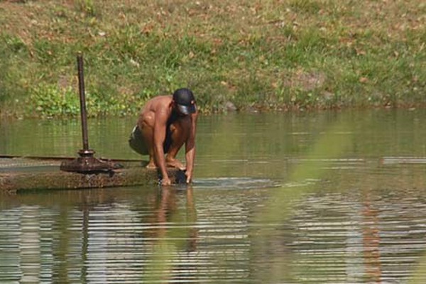 Com forte calor, andarilhos tomam banho e lavam roupa no Principal Cartão Postal de Patos de Minas