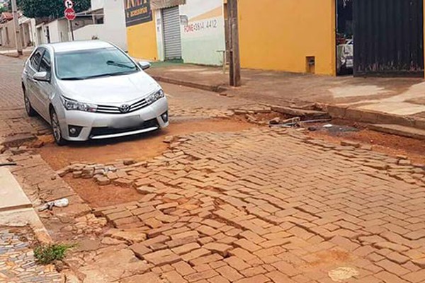 Buracos tomam conta de rua na Vila Garcia e impedem moradores de entrarem na garagem