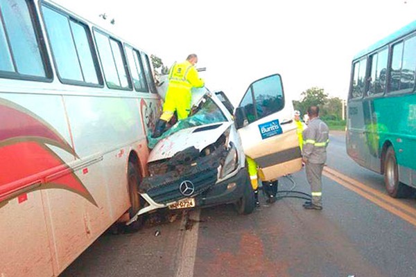 Van que se deslocava com pacientes para Patos de Minas bate em ônibus e deixa 12 feridos