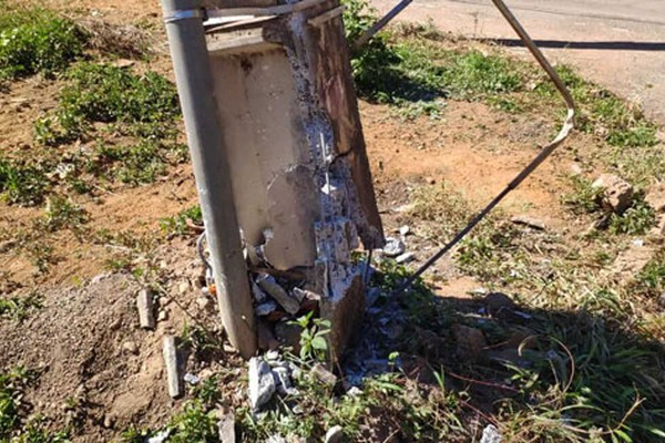 Poste é atingido por carreta durante conversão e fica preso apenas nos fios em Patos de Minas