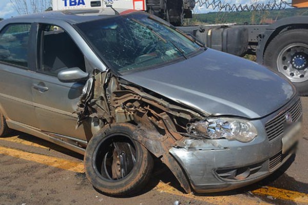 Condutor de carreta tenta ultrapassar outra em curva e acaba prensando carro na MGC 354