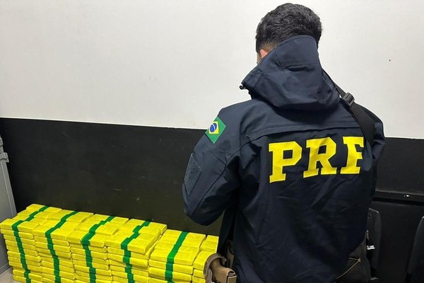 Polícia Rodoviária Federal prende condutor transportando 256kg de maconha, em João Pinheiro