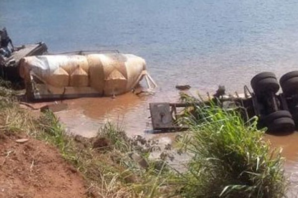 Motorista fica ferido ao perder o controle de carreta e cair dentro de lago na BR354