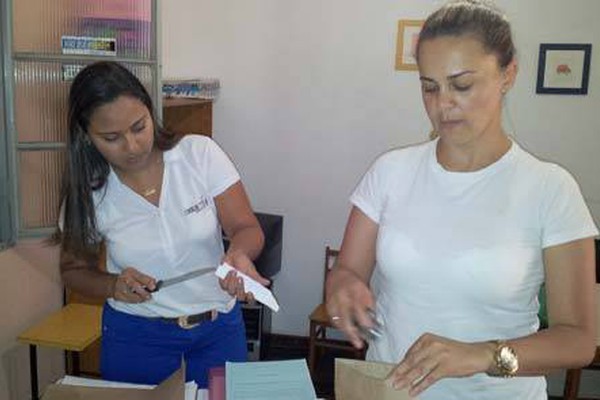 Facas com garoto de 5 anos chamam a atenção para a entrada de armas em escolas