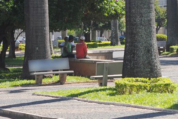 Moradores de rua tomam a Praça do Coreto e agridem quem se recusa a dar esmolas