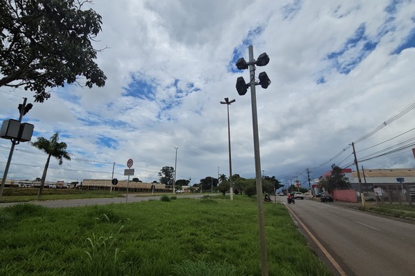 Radares em Patos de Minas estão cobertos por sacos de lixo; prefeitura pede a retirada