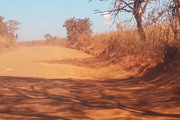 Buracos e poeira tomam conta da estrada de acesso a Alagoas e moradores cobram providências