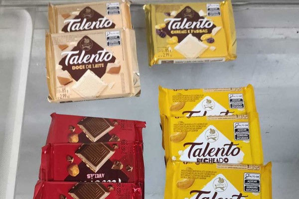 Jovem é presa ao tentar sair de hipermercado com várias barras de chocolate, coquetel e outros produtos