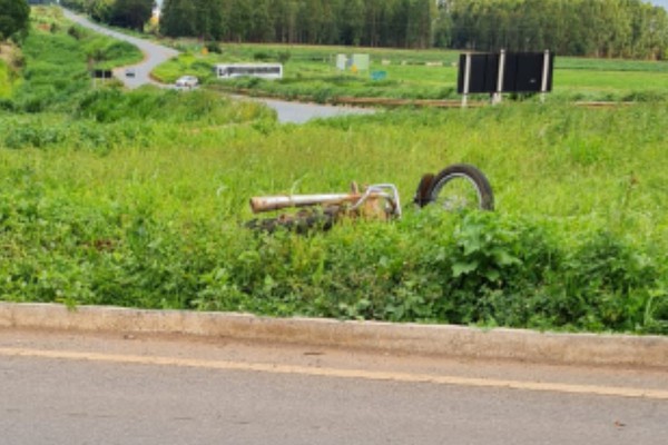 Motociclista acaba preso por embriaguez após perder controle da moto na MGC 354 e ir parar no canteiro central