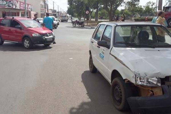 Veículo da Prefeitura bate na avenida Piauí em mais um acidente em Patos de Minas