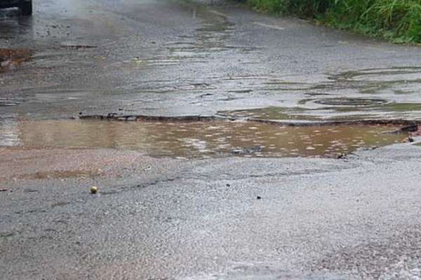 Com ruas esburacadas e mato alto, prefeito vai esperar chuva passar para tomar providência