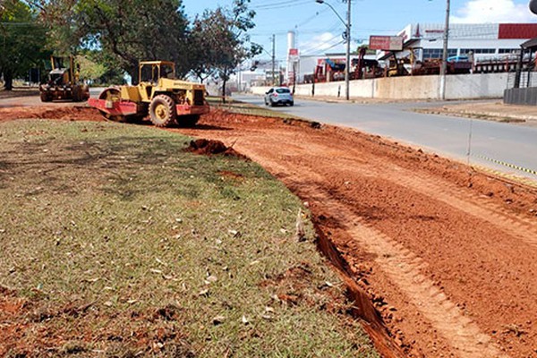 Máquinas iniciam obras de melhorias no encontro da avenida Fátima Porto com avenida J.K