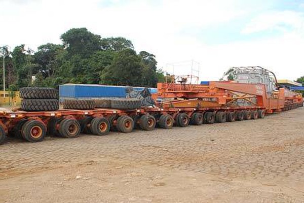 Carreta com mais de 200 rodas pesando mais de 500 toneladas vira atração