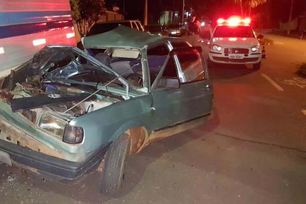 Condutor inabilitado e com sintomas de embriaguez bate em caminhão estacionado