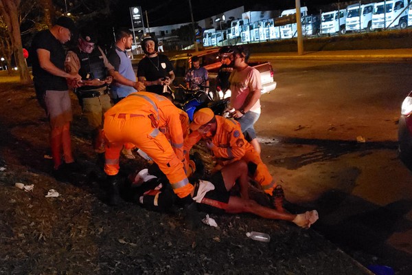 Motociclista inabilitado fica gravemente ferido ao bater em caminhote na avenida J.K