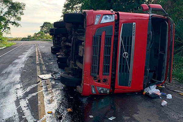 Caminhão carregado com óleo vegetal tomba na MG 187 em Patrocínio e motorista fica ferido