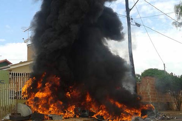 Incêndio em carcaças de TVs queima fiação e expõe problema com falta de local para descarte