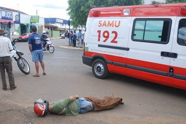 Motociclista fica ferido ao bater em frente a hospital na Rua Doutor Marcolino