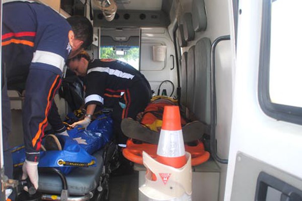 Garotos em bicicleta tentam atravessar avenida e acabam atropelados por motociclista