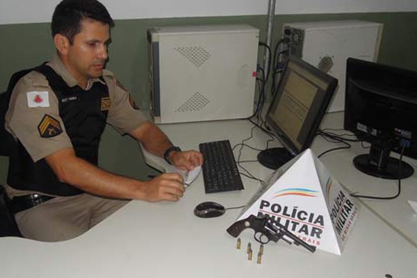Homem de 35 anos é preso ao ser flagrado no centro da cidade com revólver na cintura
