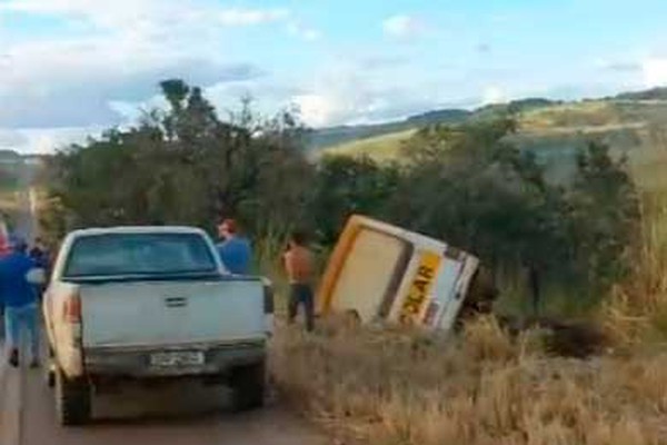 Ônibus com 28 trabalhadores rurais tomba fora da pista entre Patos de Minas e Presidente Olegário