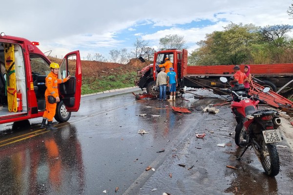 Engavetamento de 6 veículos deixa ferido e pára o trânsito por mais de uma hora na BR 352