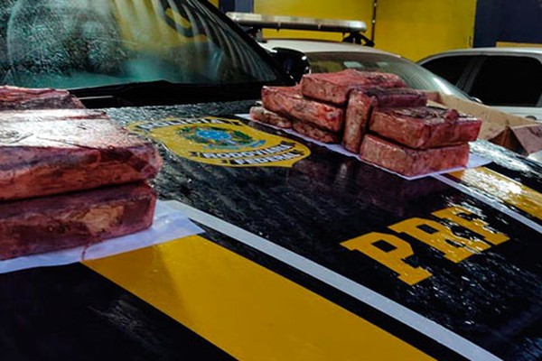 PRF aborda condutor após ultrapassagem proibida e encontra 13 kg de pasta base de cocaína