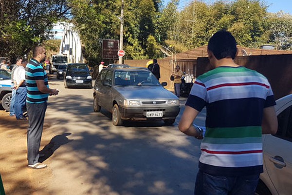 Manifestantes mobilizam moradores para cobrar a conclusão das obras da Estrada da Serrinha