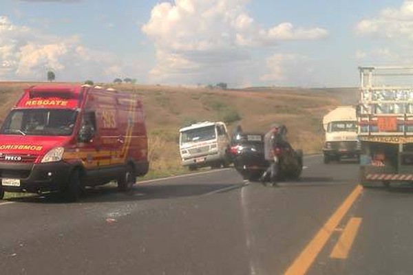 Veículos capotam após acidente na BR 365 e motorista é agredido