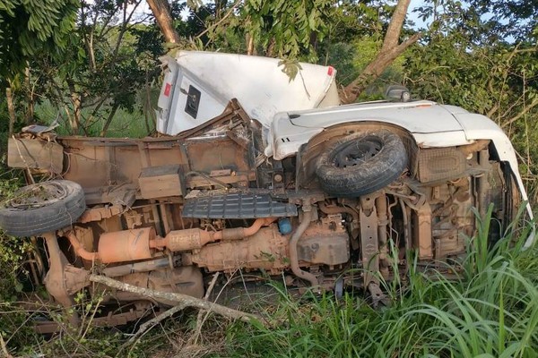 Após pneu estourar, motorista bate em canaleta, árvore e acaba tombando veículo na MGC 354 em Lagamar