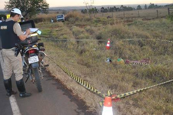 Caminhão volta em subida da MGC 354 e passa por cima de motorista que morre na hora