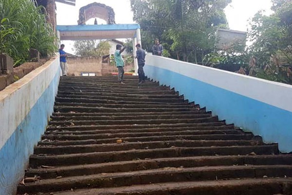 Escadaria de Nossa Senhora Aparecida sofre com a força da enxurrada e começa a afundar