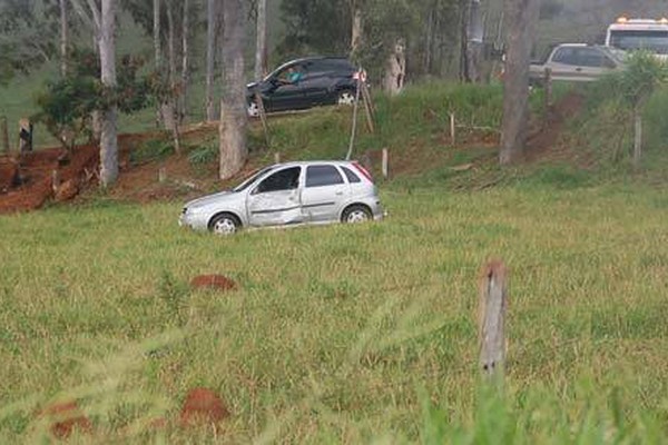 Condutora sai da pista em rotatória e vai parar em pasto às margens da Marabá