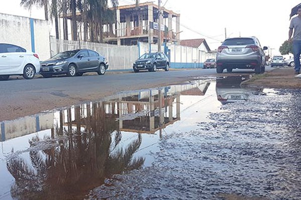 Buraco aberto há cerca de dois meses causa transtornos e contribuintes cobram solução