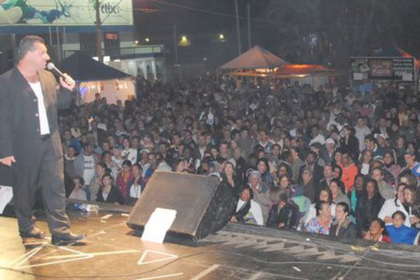 Público patense curte Amado Batista Cover e Banda Mandara na Praça do Fórum