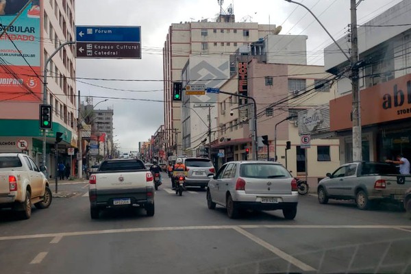 Primeira manhã de Decreto em Patos de Minas ainda tem movimento nas ruas e até filas; veja vídeo