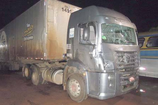 Motorista de ônibus clandestino se perde na BR 365 e é atingido por carreta