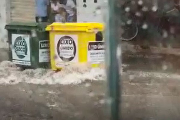 Temporal em Patos de Minas alaga diversas ruas, carrega contêineres e prejudica natal de comerciantes