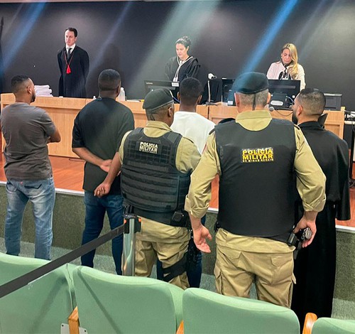 Réu absolvido de homicídio é detido por portar cocaína durante o júri popular em MG