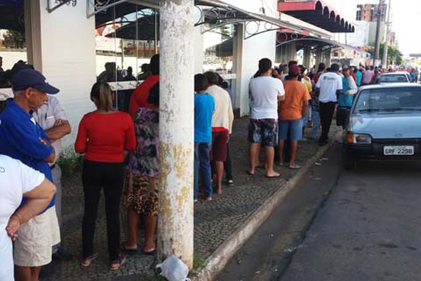 Centenas de pessoas formam fila gigantesca para receber cestas da Campanha Natal Solidário