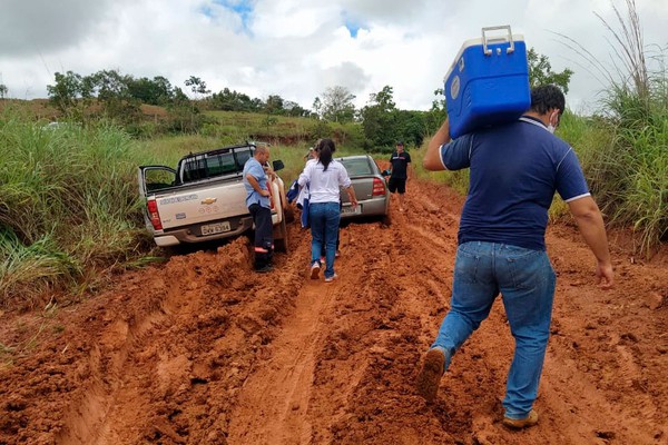 Carro fica preso na estrada de Bom Sucesso e equipe de saúde tem que ir a pé vacinar idosos