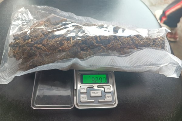 Homem é preso no momento em que recebia encomenda de maconha pelos correios