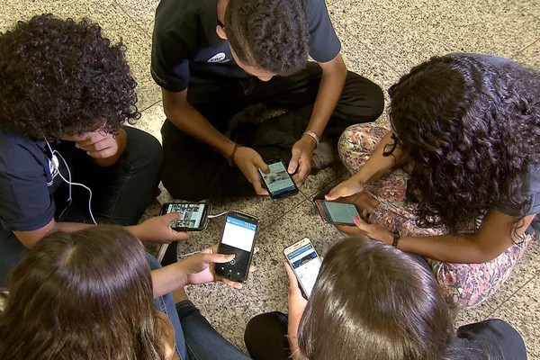 Comissão de Educação aprova projeto que proíbe celular em escolas