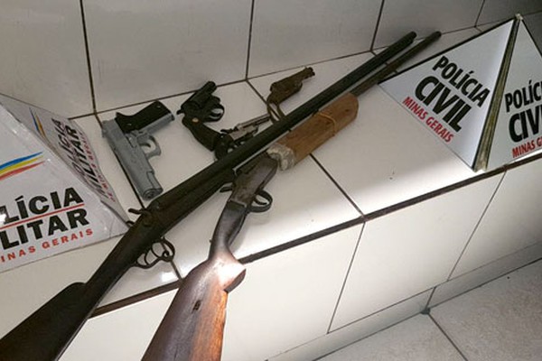 PM apreende cinco armas de fogo e uma réplica de pistola e prende morador no bairro Várzea