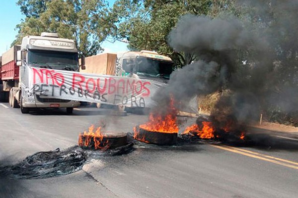 Manifestação de caminhoneiros na BR365 deixa vários quilômetros de engarrafamento