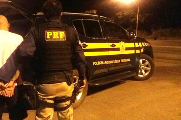 Motorista com 4 suspensões de dirigir é preso com CNH falsa pela Polícia Rodoviária Federal