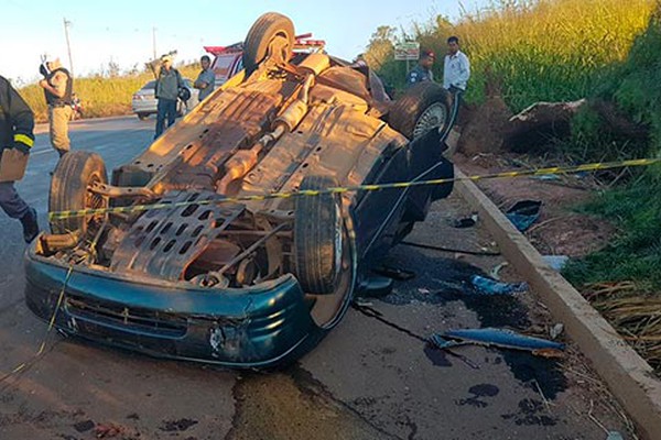 Motorista fica gravemente ferido ao bater em árvore e capotar na MGC354 em Patos de Minas