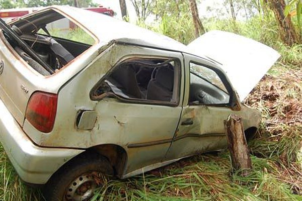 Carro cai em ribanceira e mulher perde a vida entre Patos e Presidente Olegário