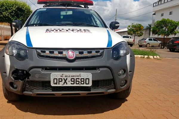 Com pressa, motorista tenta conversão e causa acidente com viatura da Polícia Militar  